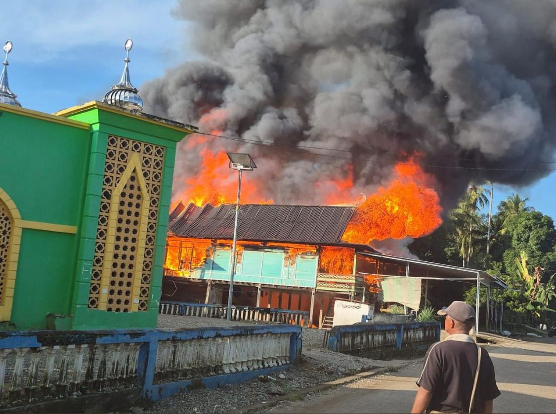 Kebakaran Hebat Hanguskan Dua Rumah Warga di Sabbangparu Kab. Wajo Sul-Sel, Kerugian Di Tafsir Hingga Rp 500 Jt